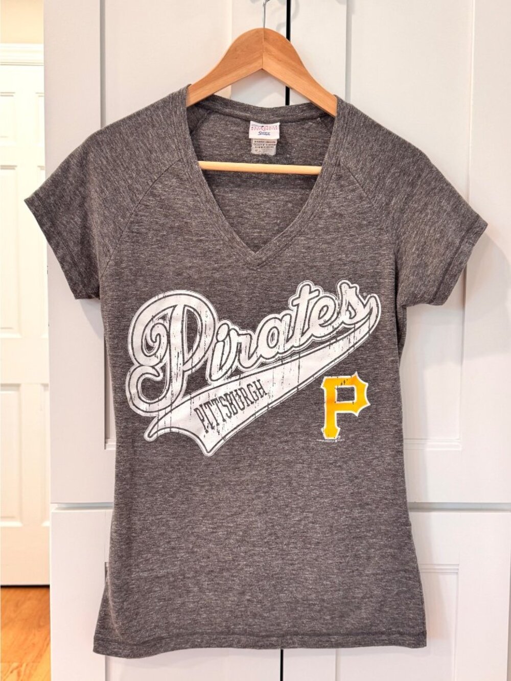 MLB Baseball Pittsburgh Pirates V-Neck Gray Womens T-Shirt Size Medium Graphic